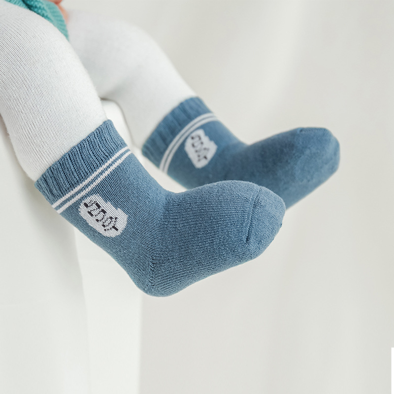 Calcetines de los nuevos niños de 20 años calcetines de Terry engrosados de otoño e invierno estilo coreano algodón peinado calcetines de bebé de media pantorrilla al por mayor