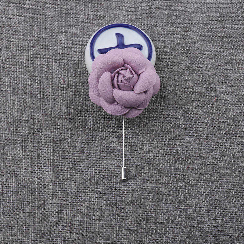 Broche camélia en satin soyeux style ethnique, idéale pour les photos de spectacles, de danses et de fêtes. Chapeau fleuri._voghion.com
