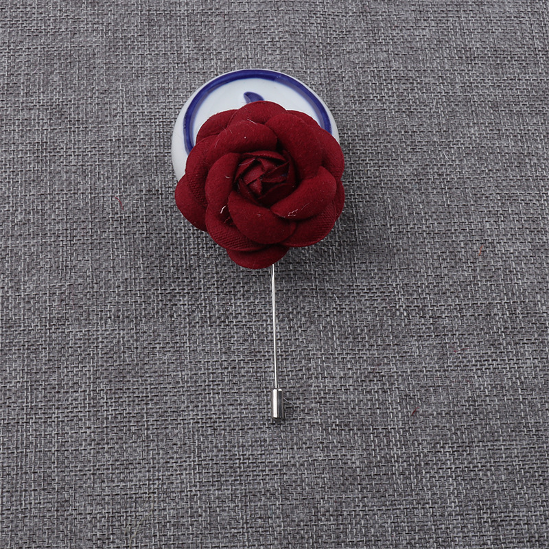 Broche camélia en satin soyeux style ethnique, idéale pour les photos de spectacles, de danses et de fêtes. Chapeau fleuri._voghion.com