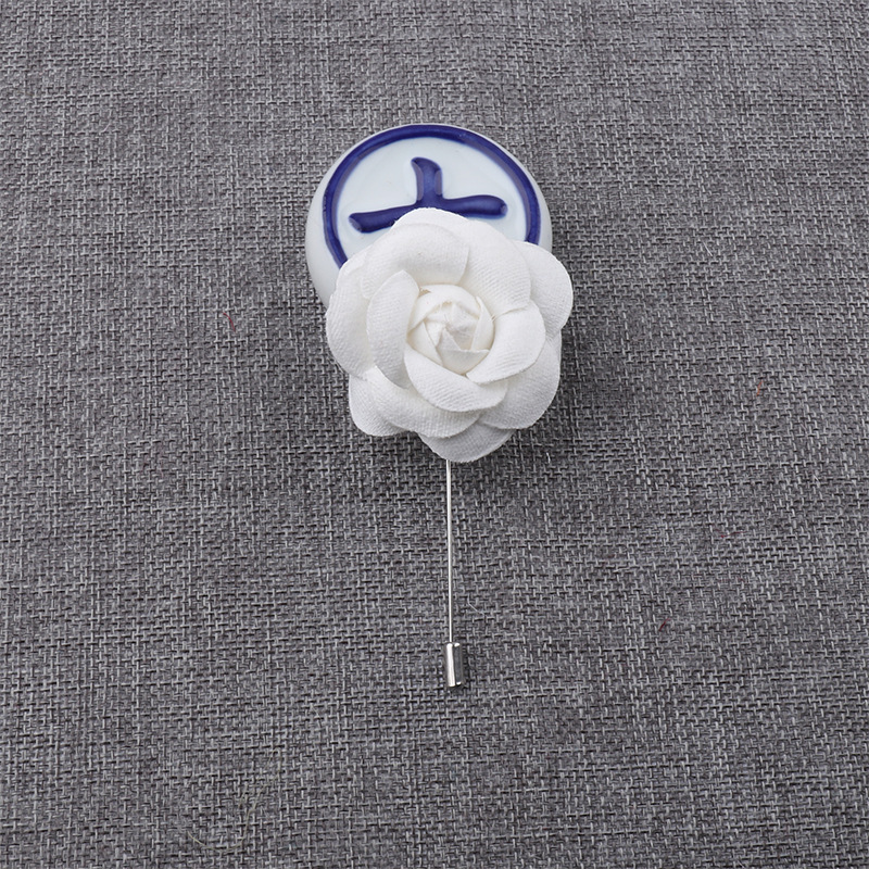 Broche camélia en satin soyeux style ethnique, idéale pour les photos de spectacles, de danses et de fêtes. Chapeau fleuri._voghion.com