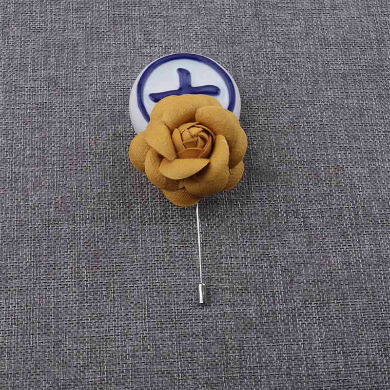 Broche camélia en satin soyeux style ethnique, idéale pour les photos de spectacles, de danses et de fêtes. Chapeau fleuri._voghion.com