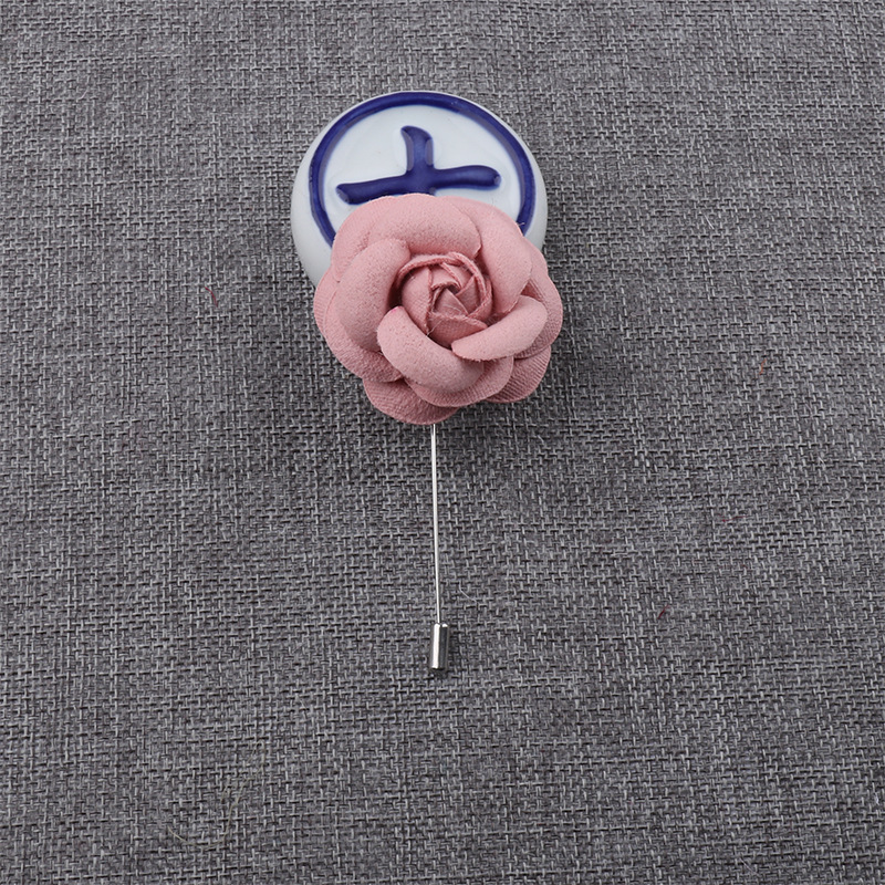 Broche camélia en satin soyeux style ethnique, idéale pour les photos de spectacles, de danses et de fêtes. Chapeau fleuri._voghion.com