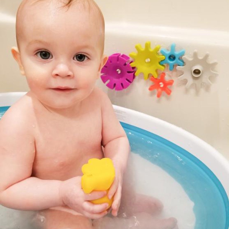 Rotating mechanical toy play in water with gears