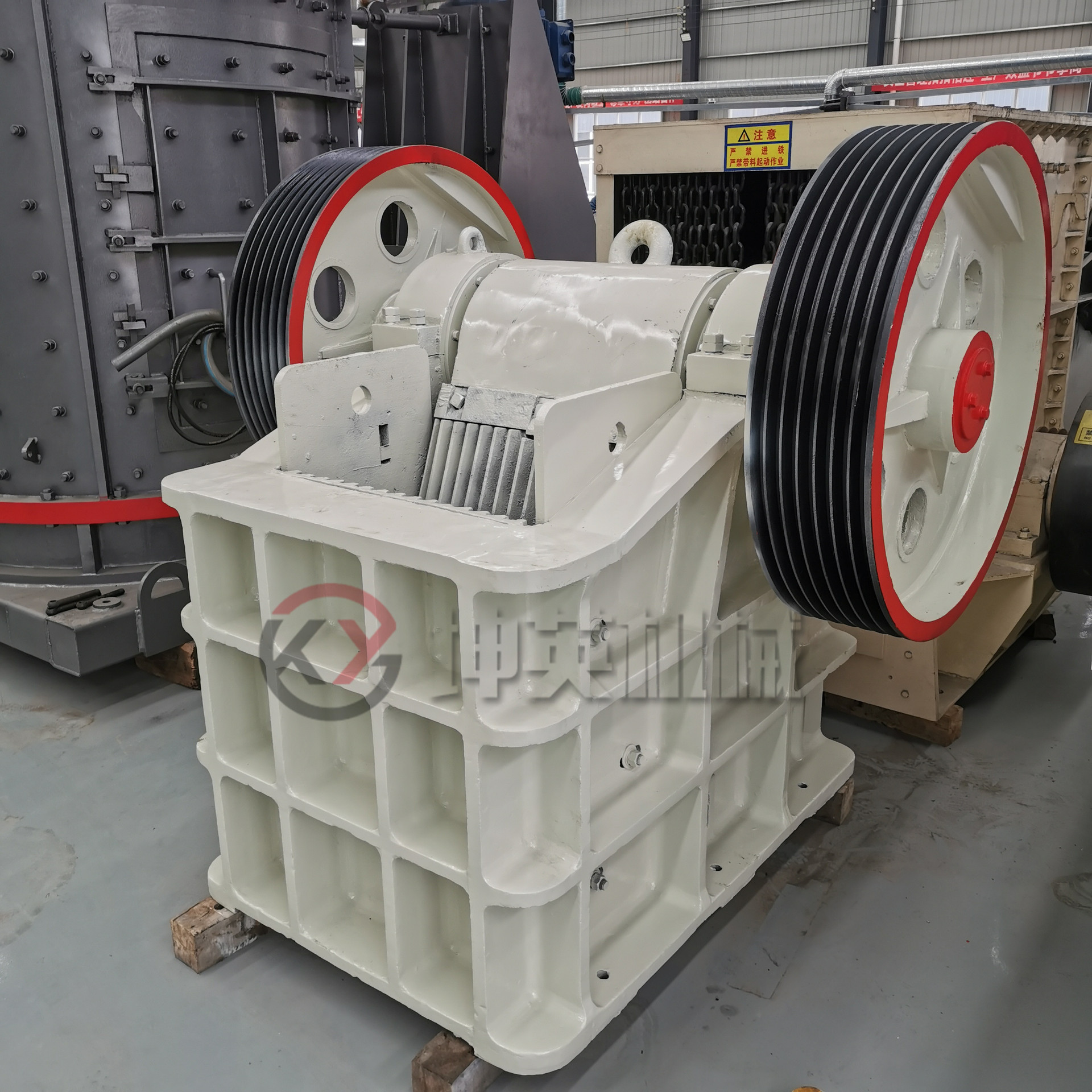 云南移动颚式破碎机价格 鹅卵石破碎机 细碎鄂破机 各种破碎设备