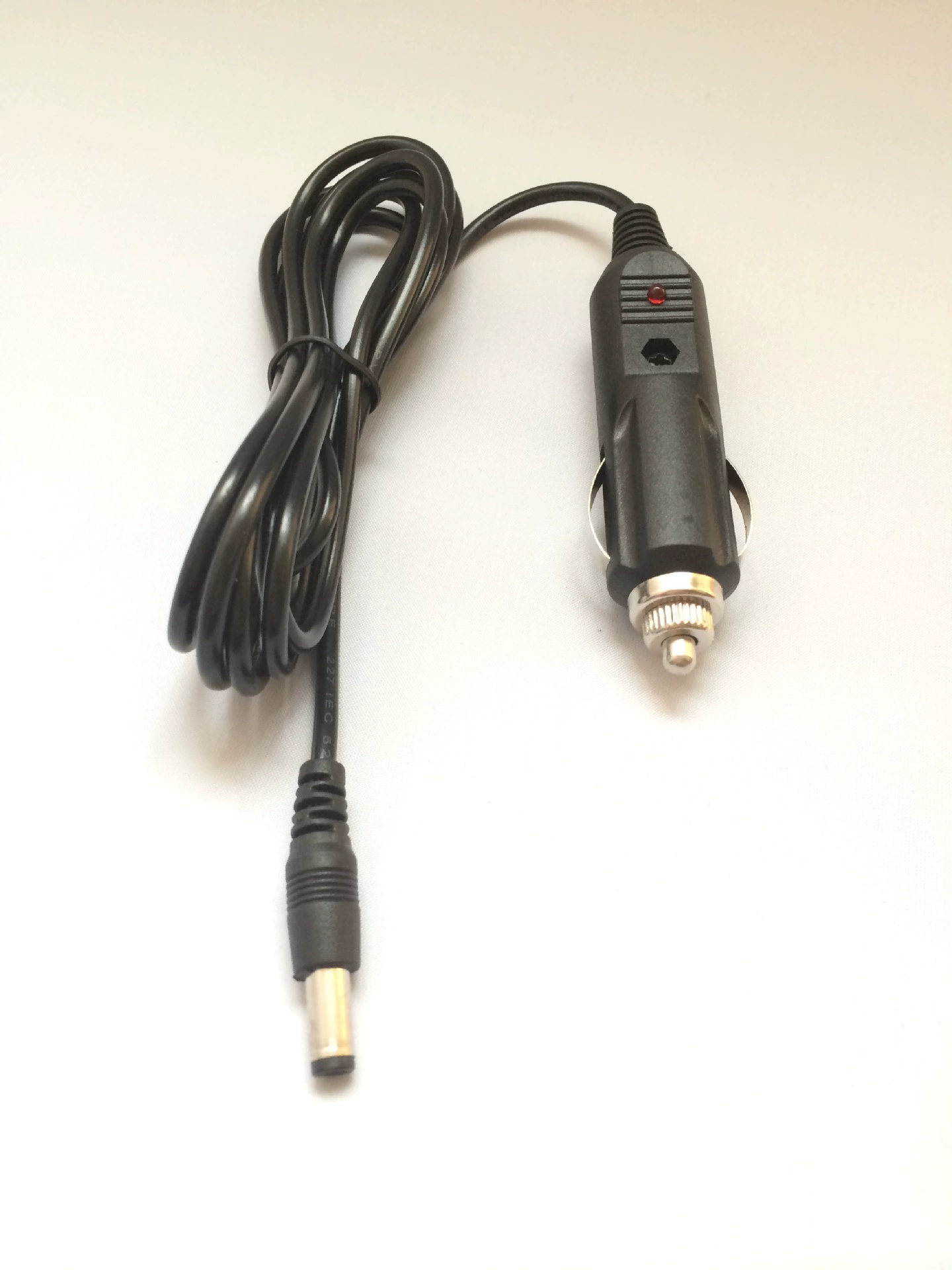 Поставьте головку пули автомобиля 2M с зарядным шнуром прикуривателя с зарядным штекером постоянного тока, шнуром питания