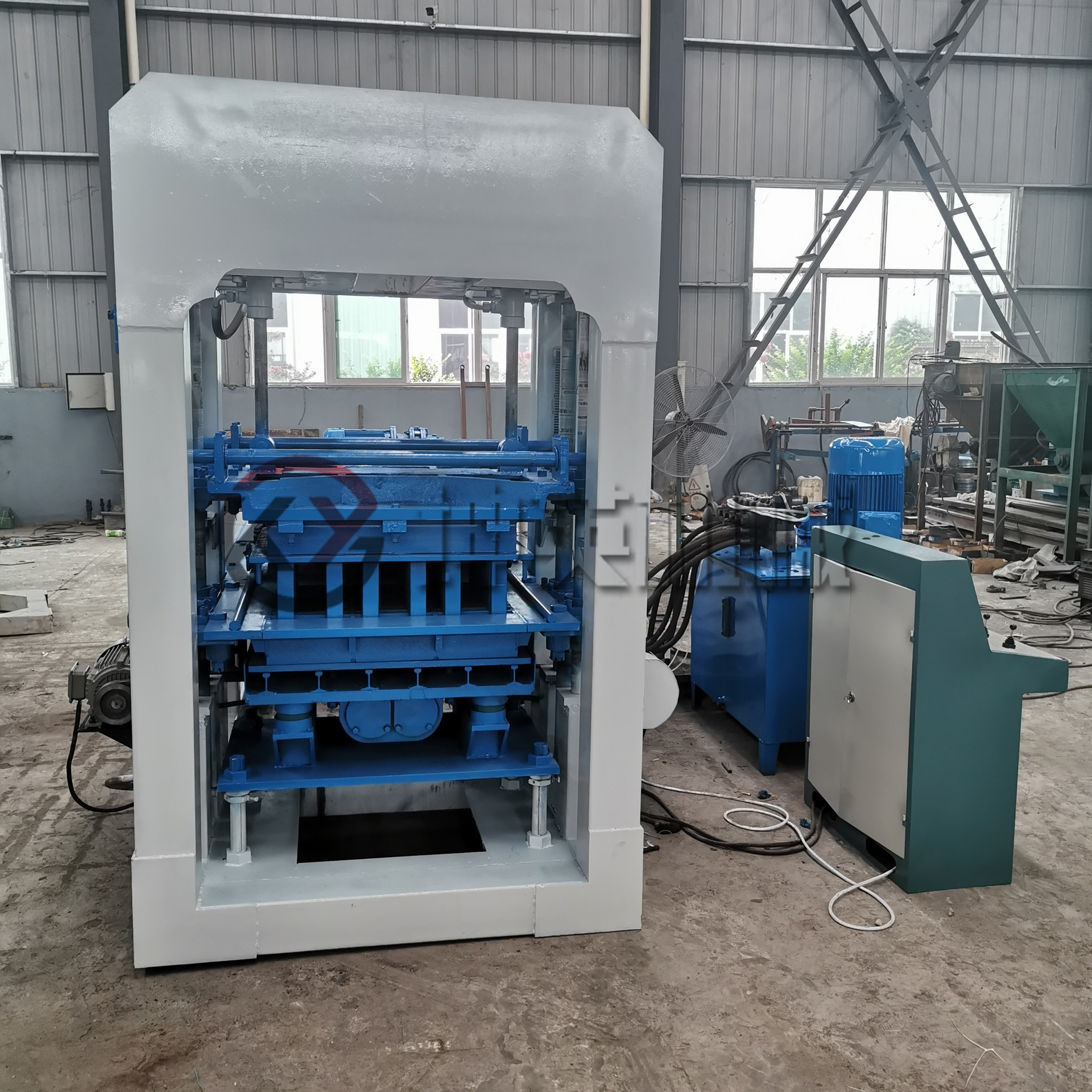 云南8-15型液压全自动免烧砖机 昆明全自动免烧空心砖机 路沿砖