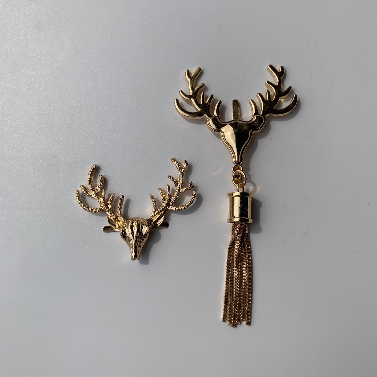 Accesorios de equipaje tejidos a mano hardware Decoración de cabeza de ciervo oreja colgante dorado entrega de dos garras de una pieza