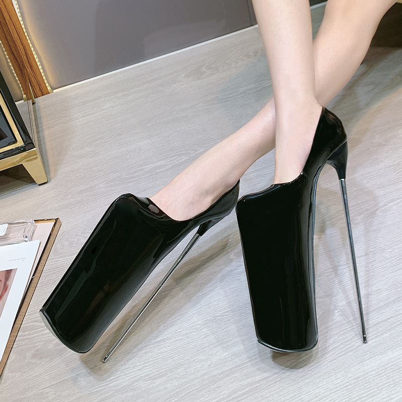 Giày cao gót nữ mũi nhọn gót kim loại 30 cm cỡ lớn — Màu đen da bóng