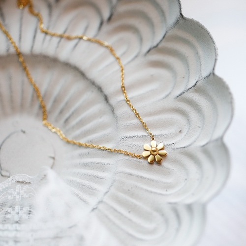 No need to take off the 18K gold daisy necklace for women, clavicle chain, sweater chain, Internet celebrity trendy cool style accessories