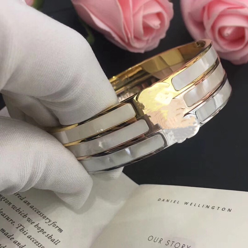 Low Price Factory Price Export Jewelry European and American New Style Engraved 18K Gold Titanium Steel Women's Classic Small Fragrant Shell Bracelet Low Price Factory Price Export Jewelry European and American New Style Engraved 18K Gold Titanium Steel Women's Classic Small Fragrant Shell Bracelet
