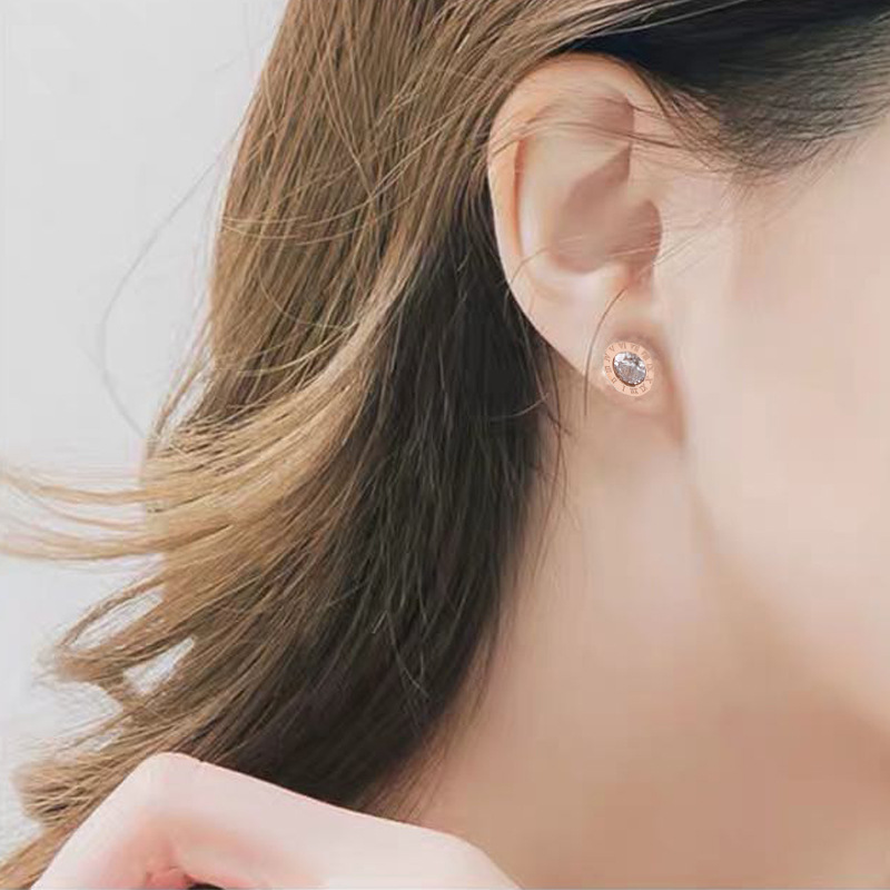 Japonés y coreano simple moda redonda diamante romano digital titanio acero Stud pendientes Mujer Red rojo elegante todo fósforo pendientes de moda pendientes image 5