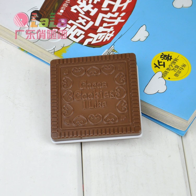 Compact mirror D55, chocolate biscuit design with comb, portable 6.6×6.6 cm (PP)
