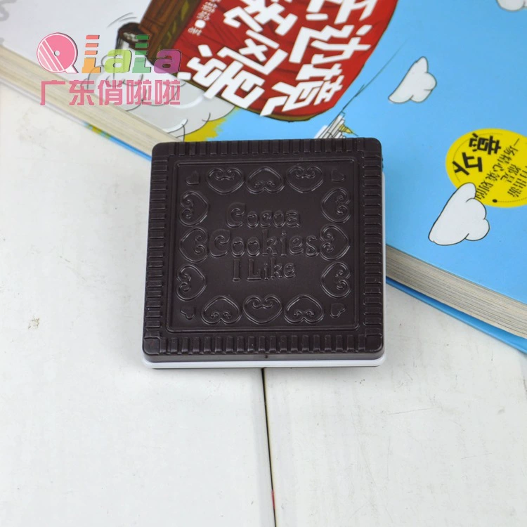 Compact mirror D55, chocolate biscuit design with comb, portable 6.6×6.6 cm (PP)