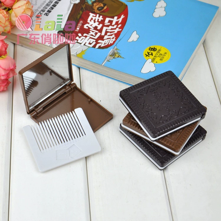 Compact mirror D55, chocolate biscuit design with comb, portable 6.6×6.6 cm (PP)