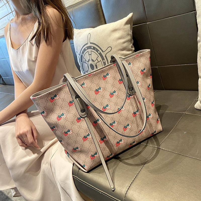 包包女2021夏季新款时尚大容量单肩包草莓印花撞色手提百搭托特包