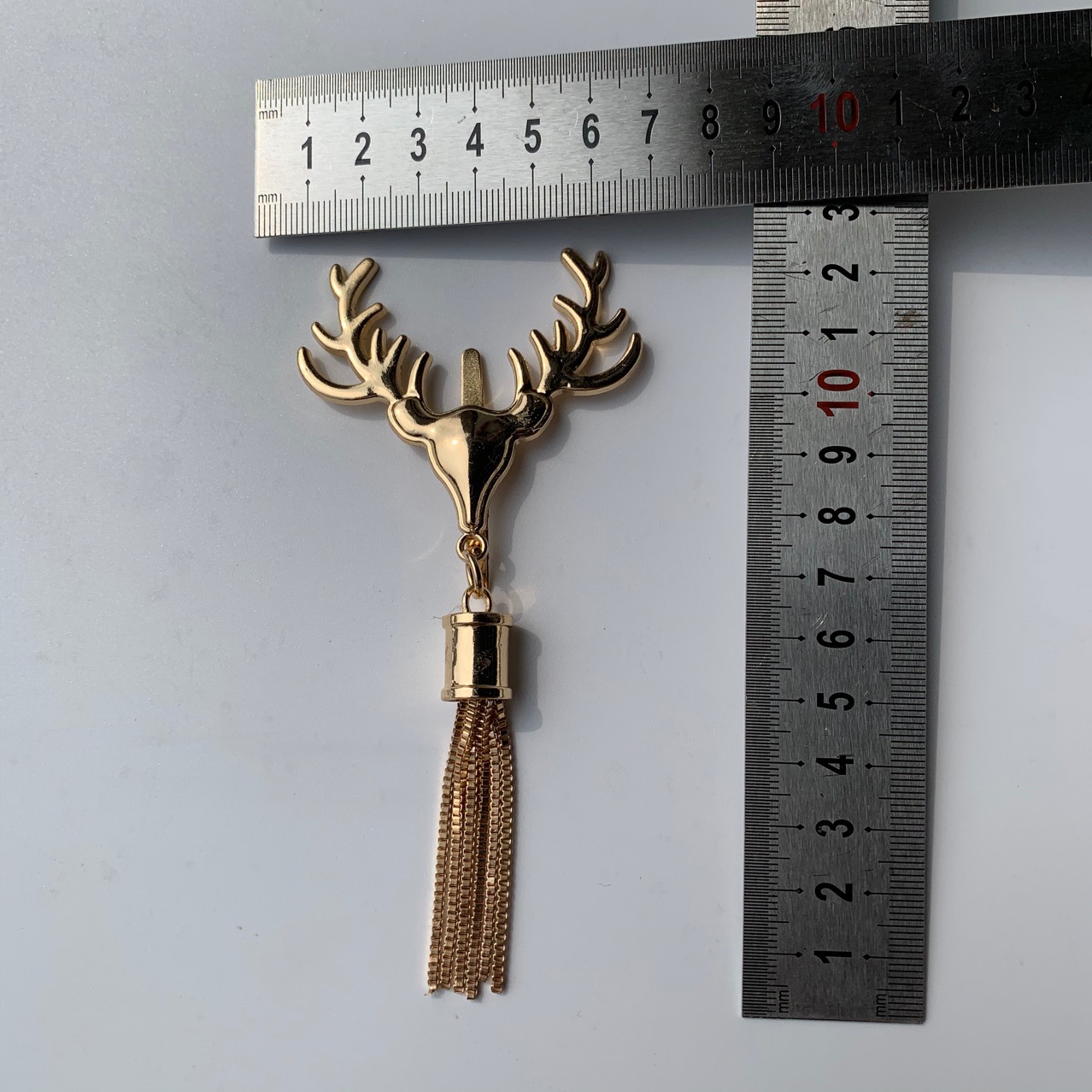 Accesorios de equipaje tejidos a mano hardware Decoración de cabeza de ciervo oreja colgante dorado entrega de dos garras de una pieza