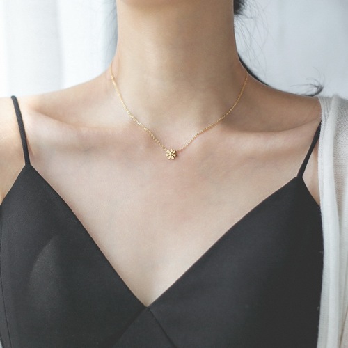No need to take off the 18K gold daisy necklace for women, clavicle chain, sweater chain, Internet celebrity trendy cool style accessories