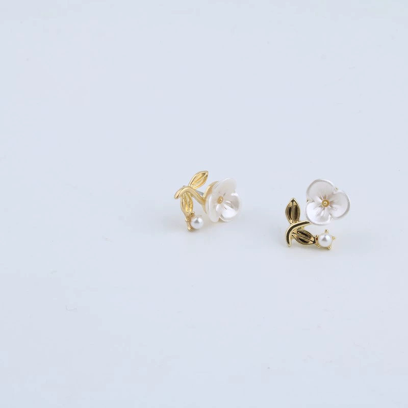 Silver needle, earrings from pearl, direct factory sales, silver 925 sample, simple and elegant design, flowered, internet celebrity