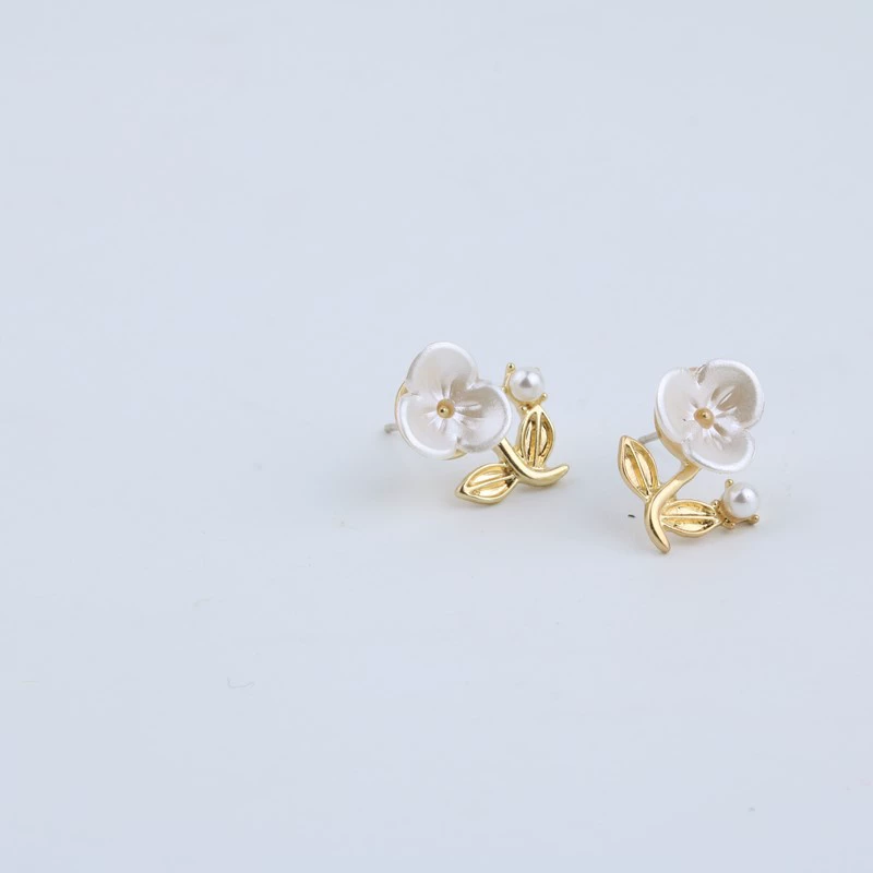 Silver needle, earrings from pearl, direct factory sales, silver 925 sample, simple and elegant design, flowered, internet celebrity