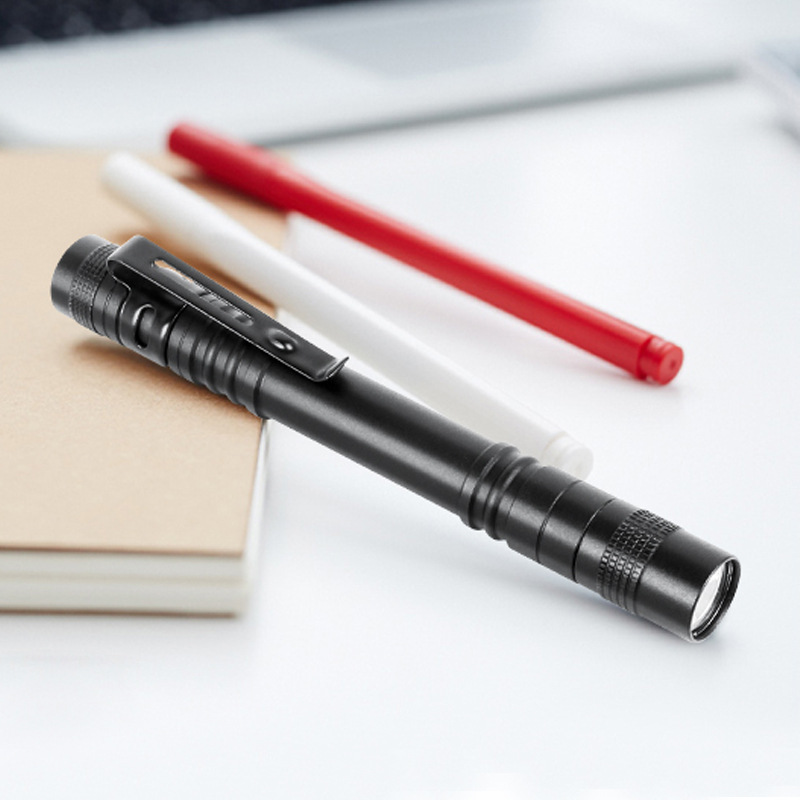 2 No. 7 Mini en forma de pluma pequeña linterna aleación de aluminio impermeable con titular de la pluma lámpara de regalo pequeña linterna AAA batería