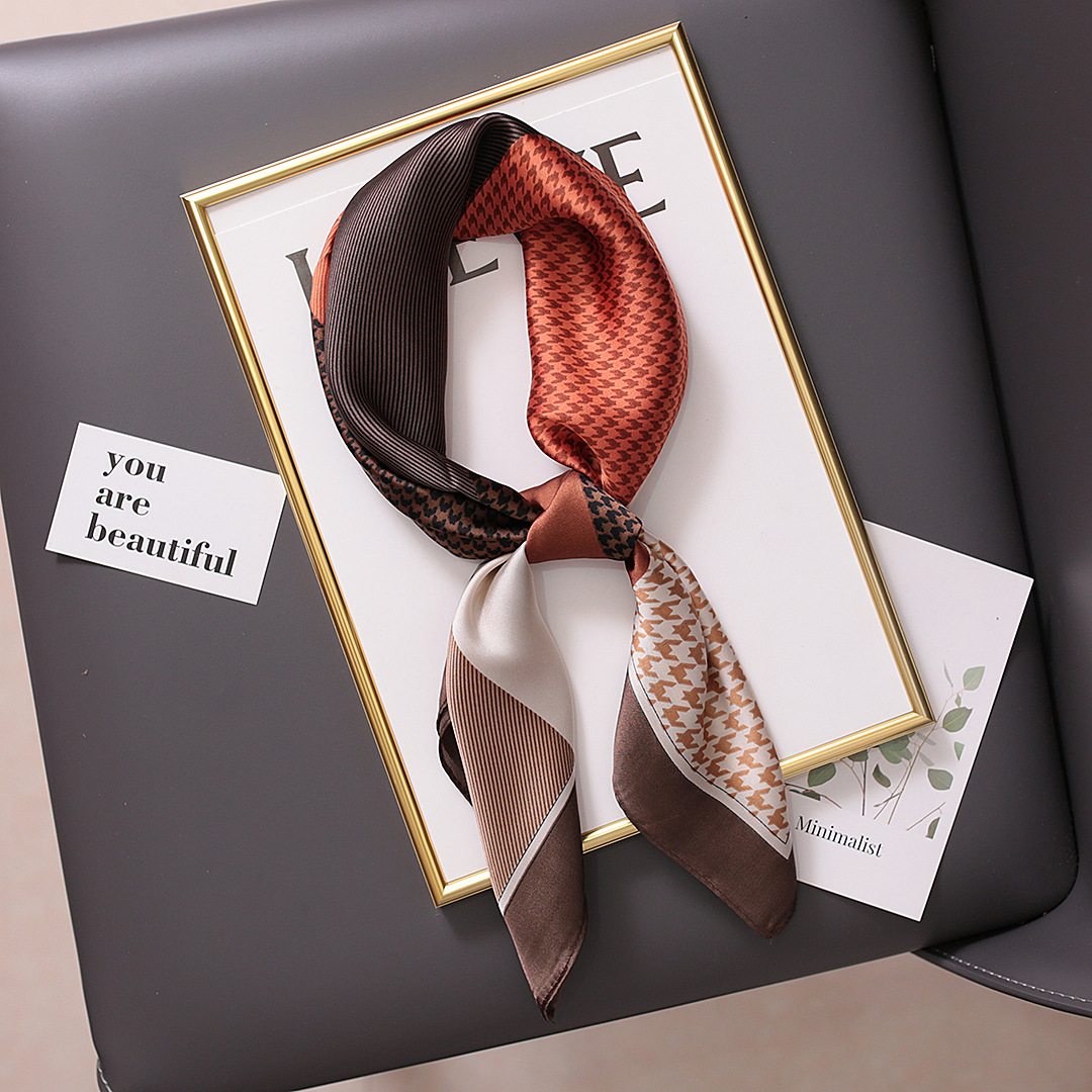 Sciarpa classica in stile Instagram con griglia a mille uccelli, versatile in primavera, estate, autunno, piccola piazza professionale per_voghion.com