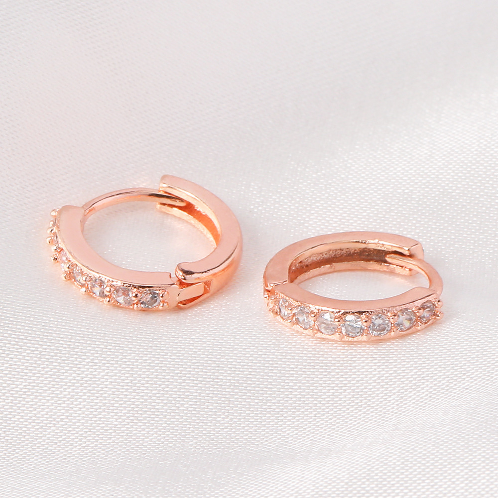 Ventas directas de la fábrica de moda clásica pequeña oreja hueso oreja hebilla pendientes redondos hembra pequeña personalidad pendientes simples