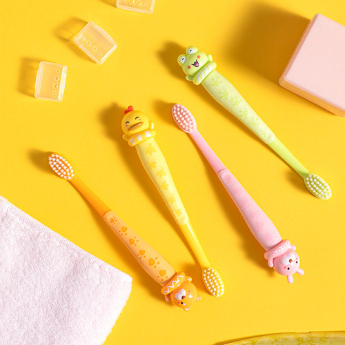 MINISO's cute and fun children's toothbrushes are packed with 2 pieces for household cleaning, very fine soft bristles, gum protection, cute and practical