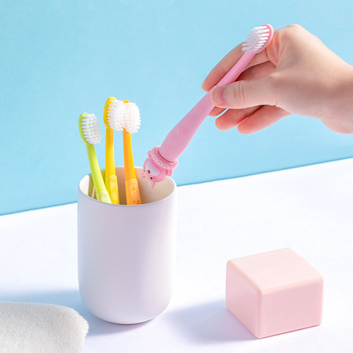 MINISO's cute and fun children's toothbrushes are packed with 2 pieces for household cleaning, very fine soft bristles, gum protection, cute and practical