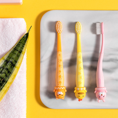 MINISO's cute and fun children's toothbrushes are packed with 2 pieces for household cleaning, very fine soft bristles, gum protection, cute and practical
