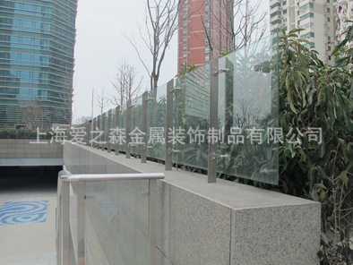 厂家供应 新型围挡公路不锈钢车库围栏 优良铁艺栏杆建筑工程