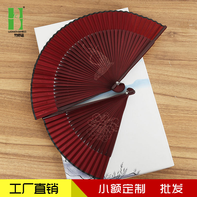 Ventilador publicitario personalizado transfronterizo bambú punta corta Borde de pintura superficie de seda ventilador plegable hueso tallado grabado procesamiento al por mayor ventilador antiguo