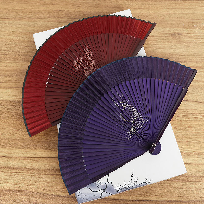 Ventilador publicitario personalizado transfronterizo bambú punta corta Borde de pintura superficie de seda ventilador plegable hueso tallado grabado procesamiento al por mayor ventilador antiguo