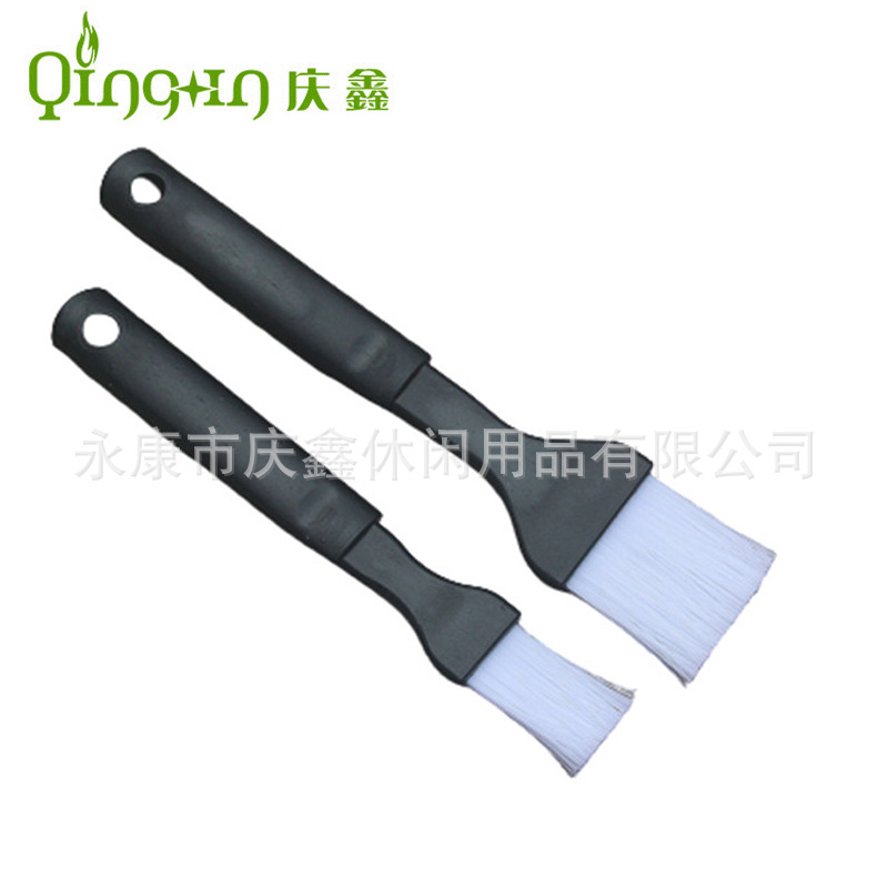 El fabricante suministra cepillos para barbacoa con mango negro, cepillos para parrilla, cepillos para aceite, cepillos para aceite de cocina, utensilios para barbacoa.
