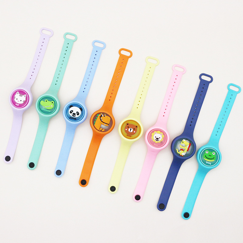 Ventas calientes luminosas para niños relojes de aceite esencial de plantas estudiantes pulseras de aceite esencial de plantas mercado nocturno pequeños juguetes al por mayor