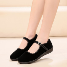 ���洩������һ��ƽ�qЬŮʿ�e�^����Ьƽ�����e��ɫ�ێ��Y�xЬ