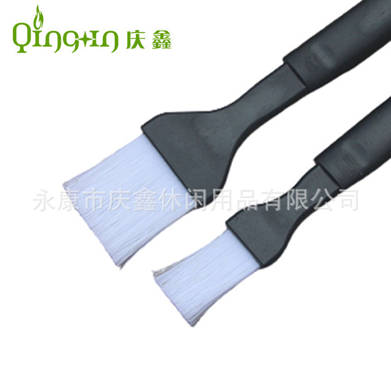 El fabricante suministra cepillos para barbacoa con mango negro, cepillos para parrilla, cepillos para aceite, cepillos para aceite de cocina, utensilios para barbacoa.