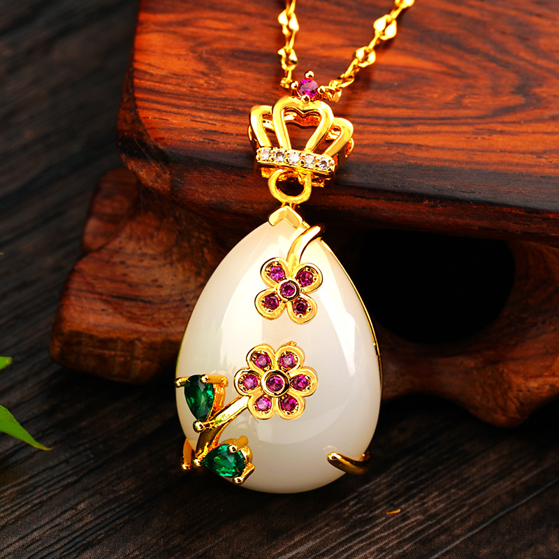 Luz de lujo imitación Jade Calcedonia estilo nacional imitación 24K oro colgante moda femenina en línea rojo vivo flor arena collar de oro al por mayor