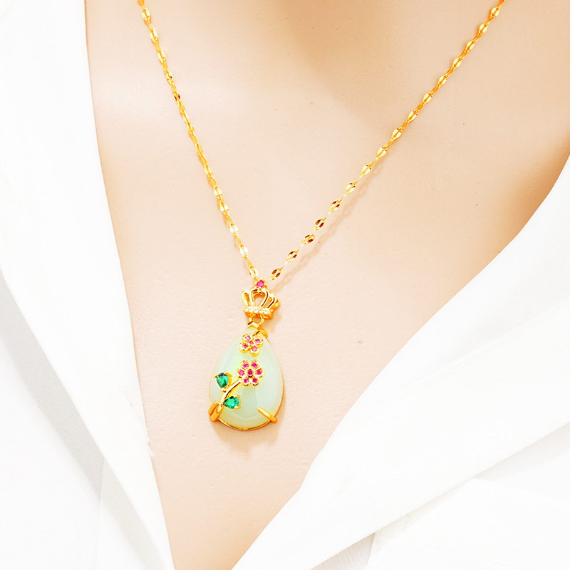 Luz de lujo imitación Jade Calcedonia estilo nacional imitación 24K oro colgante moda femenina en línea rojo vivo flor arena collar de oro al por mayor