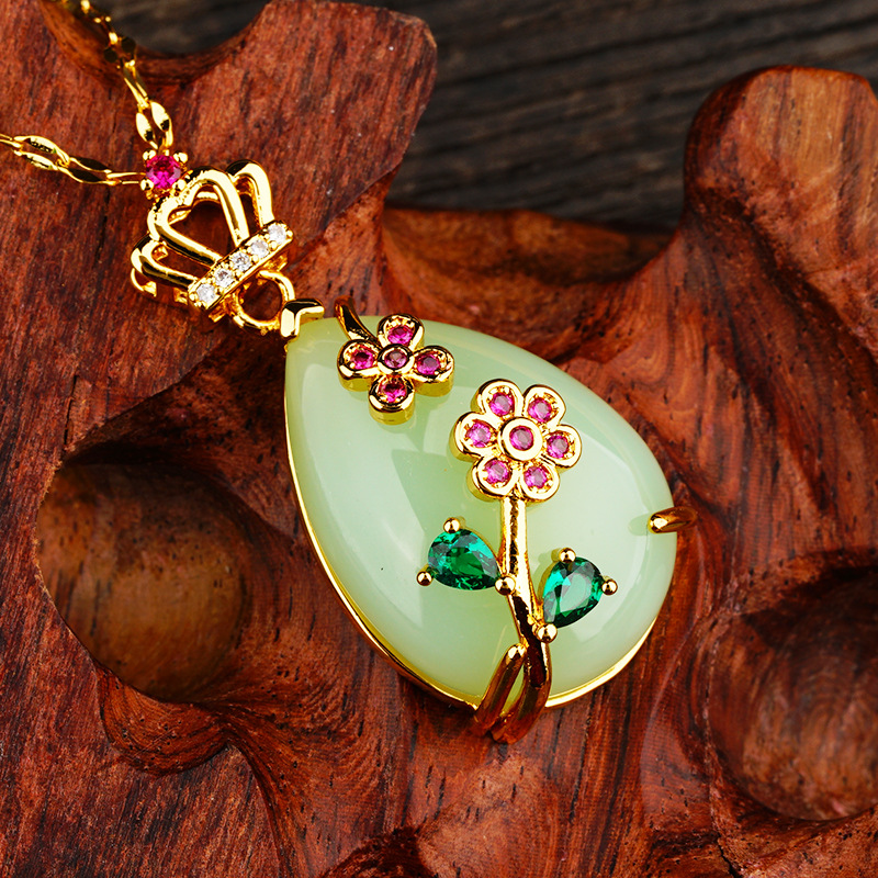 Luz de lujo imitación Jade Calcedonia estilo nacional imitación 24K oro colgante moda femenina en línea rojo vivo flor arena collar de oro al por mayor
