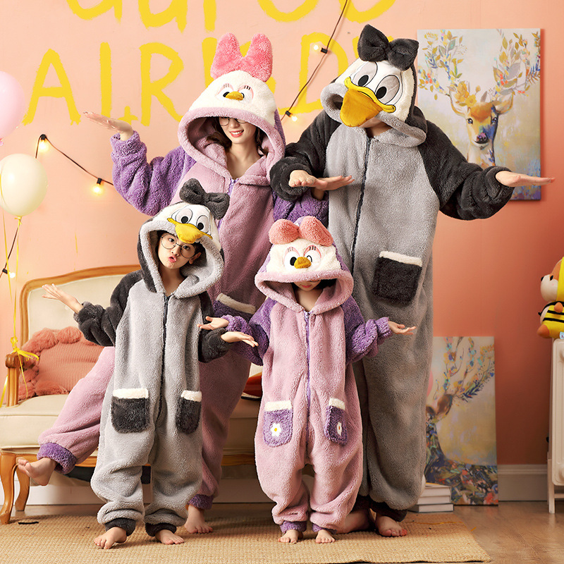 Padres e Hijos de Una pieza de la familia de tres bocas de cuatro boca pijamas de invierno cálido coral polar de dibujos animados Panda franela homewear