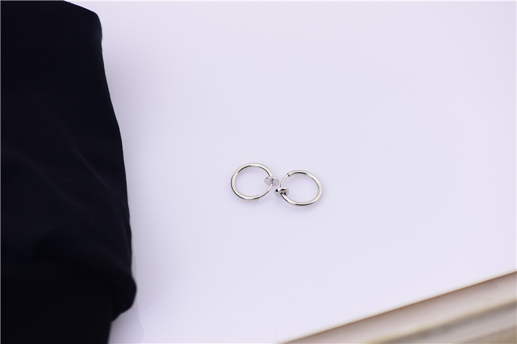 Orecchini a perno da uomo alla moda. Stile minimalista street & punk, ideali per abbigliamento casual, feste e quotidiano. Realizzati in acciaio inossidabile 316L, ipoallergenici, nichel-_voghion.com