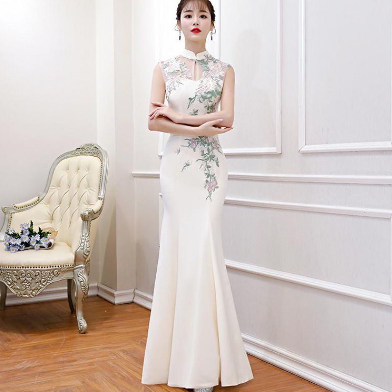 Cheongsam 2025 New Style Young Girl Elegant Long Catwalk Improved White Fishtail Chinese Style Dress Banquet