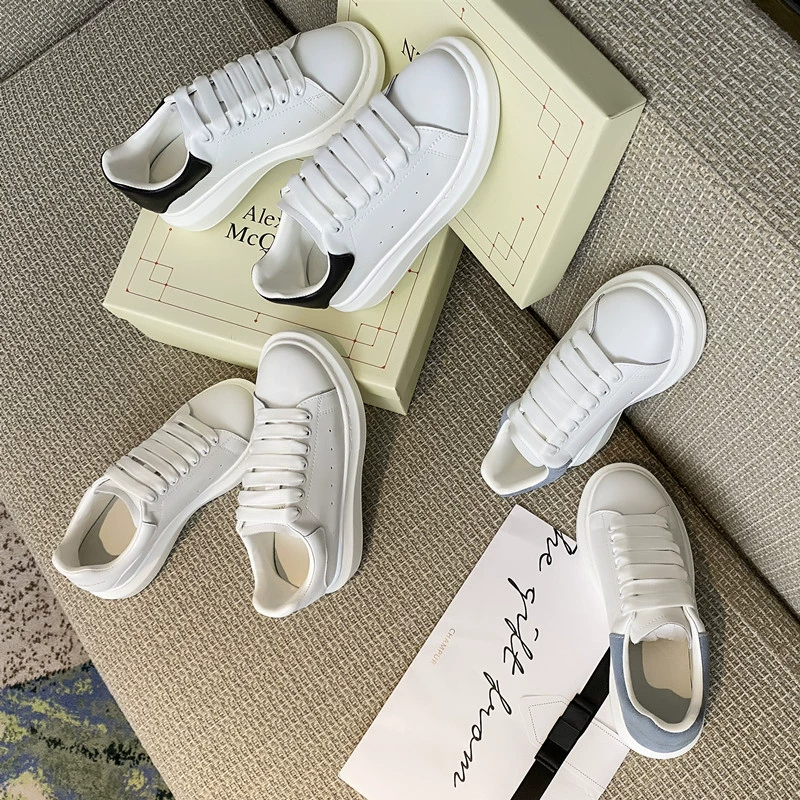 Женские белые кроссовки McQueen, лето 2025, сетчатые, на толстой подошве, увеличивающие рост, из натуральной кожи, маленький размер, дышащие и универсальные.