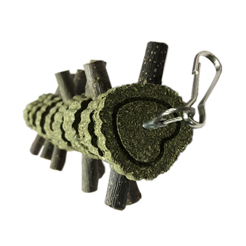 Производитель поставляет жевательные кольца из яблочной ветки и травы люцерны для молодых кроликов.