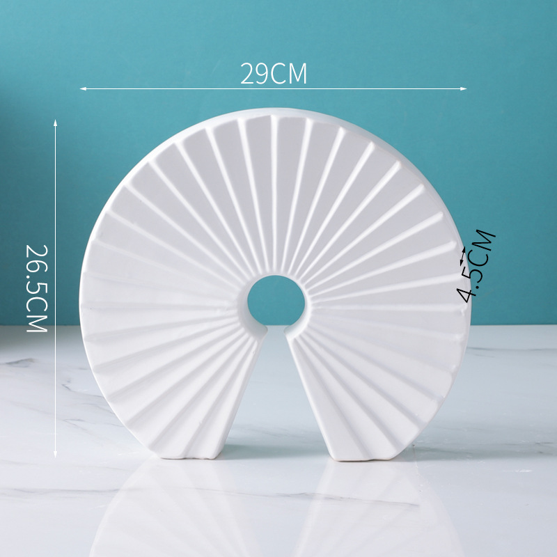 創意的でシンプルな陶磁器の扇形の置物は現代の軽豪華なモデルハウスの売り場にあります。