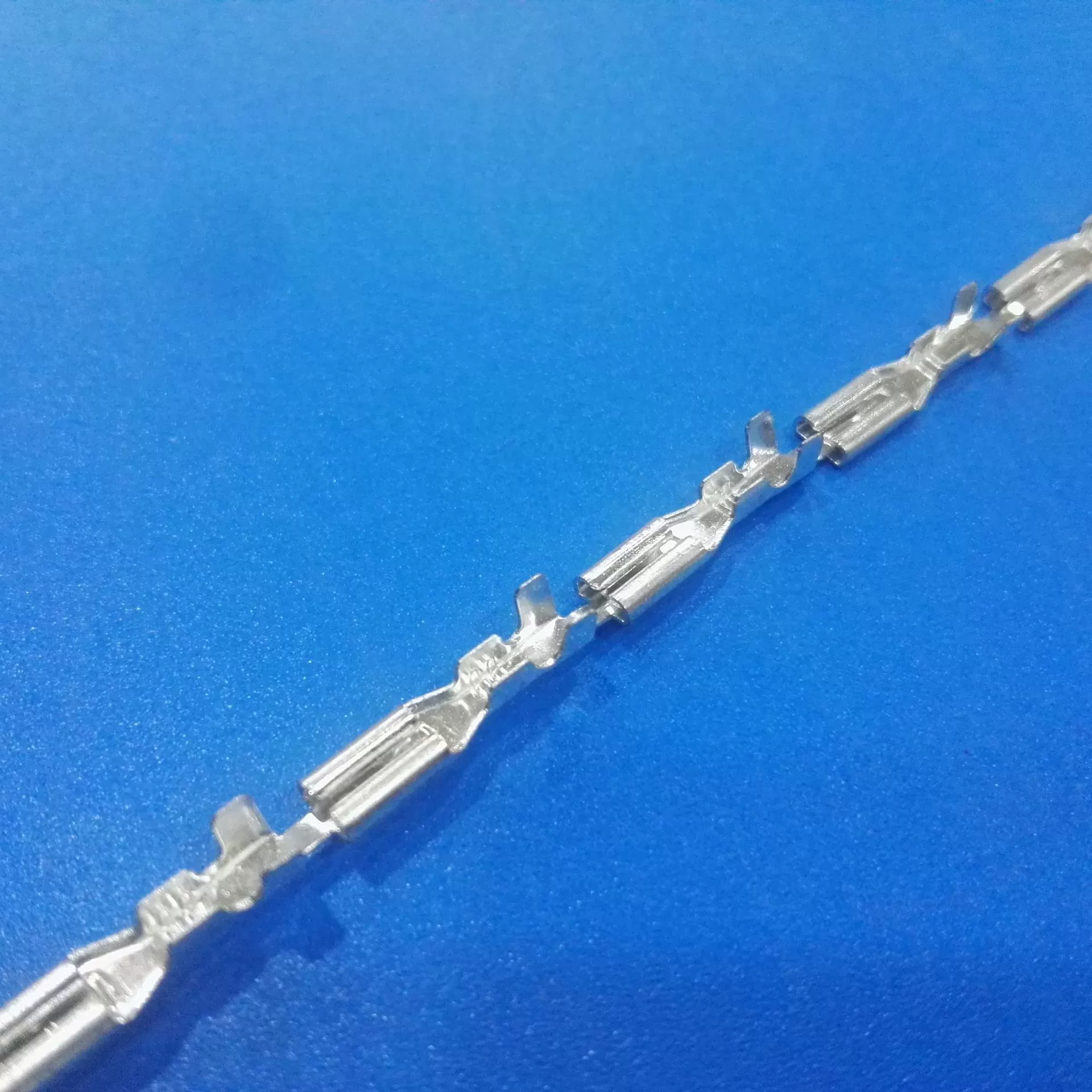 Клеммы 2.8 прямые с пружиной-0.8, вертикальные клеммы 110, непрерывная намотка, луженые гнездовые клеммы, штыревые клеммы