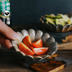 粗い陶器のおかずの皿に調味料の皿をつけます。日本式の醤油の皿の味の皿のアイデアの陶磁器の小皿の陶磁器の骨の皿