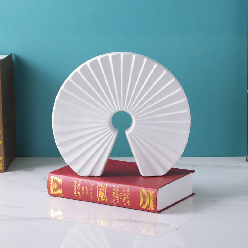 創意的でシンプルな陶磁器の扇形の置物は現代の軽豪華なモデルハウスの売り場にあります。