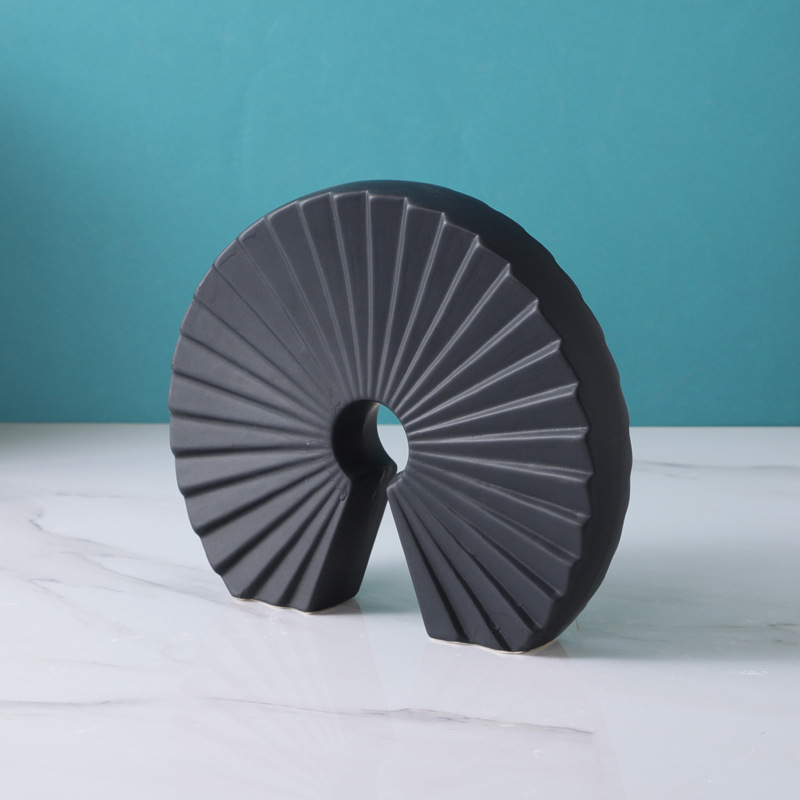 創意的でシンプルな陶磁器の扇形の置物は現代の軽豪華なモデルハウスの売り場にあります。