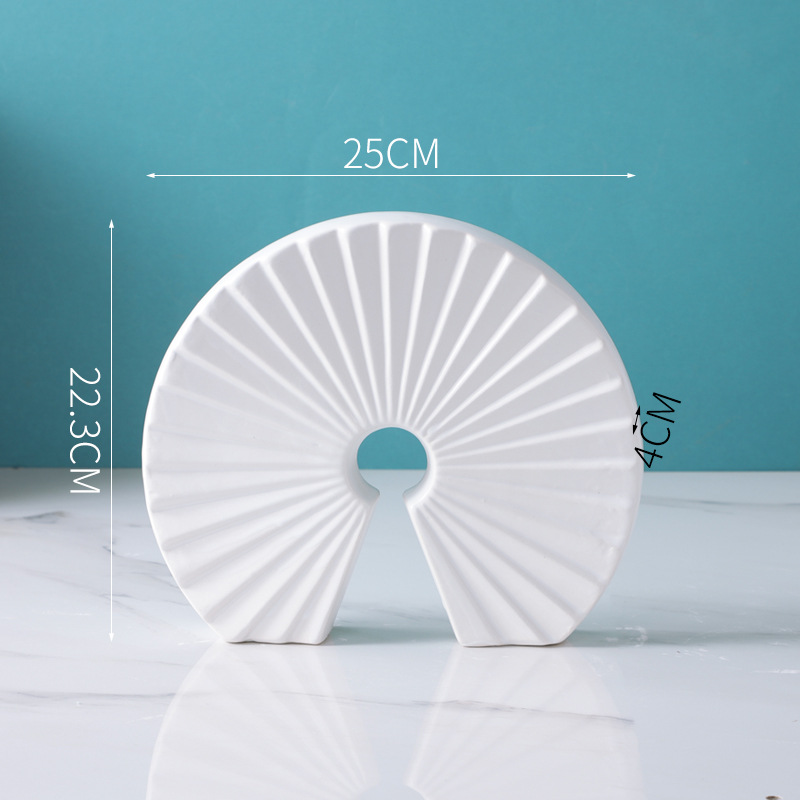 創意的でシンプルな陶磁器の扇形の置物は現代の軽豪華なモデルハウスの売り場にあります。